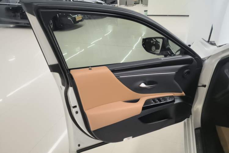 Used Lexus ES 2022 200 Excellence Edition
