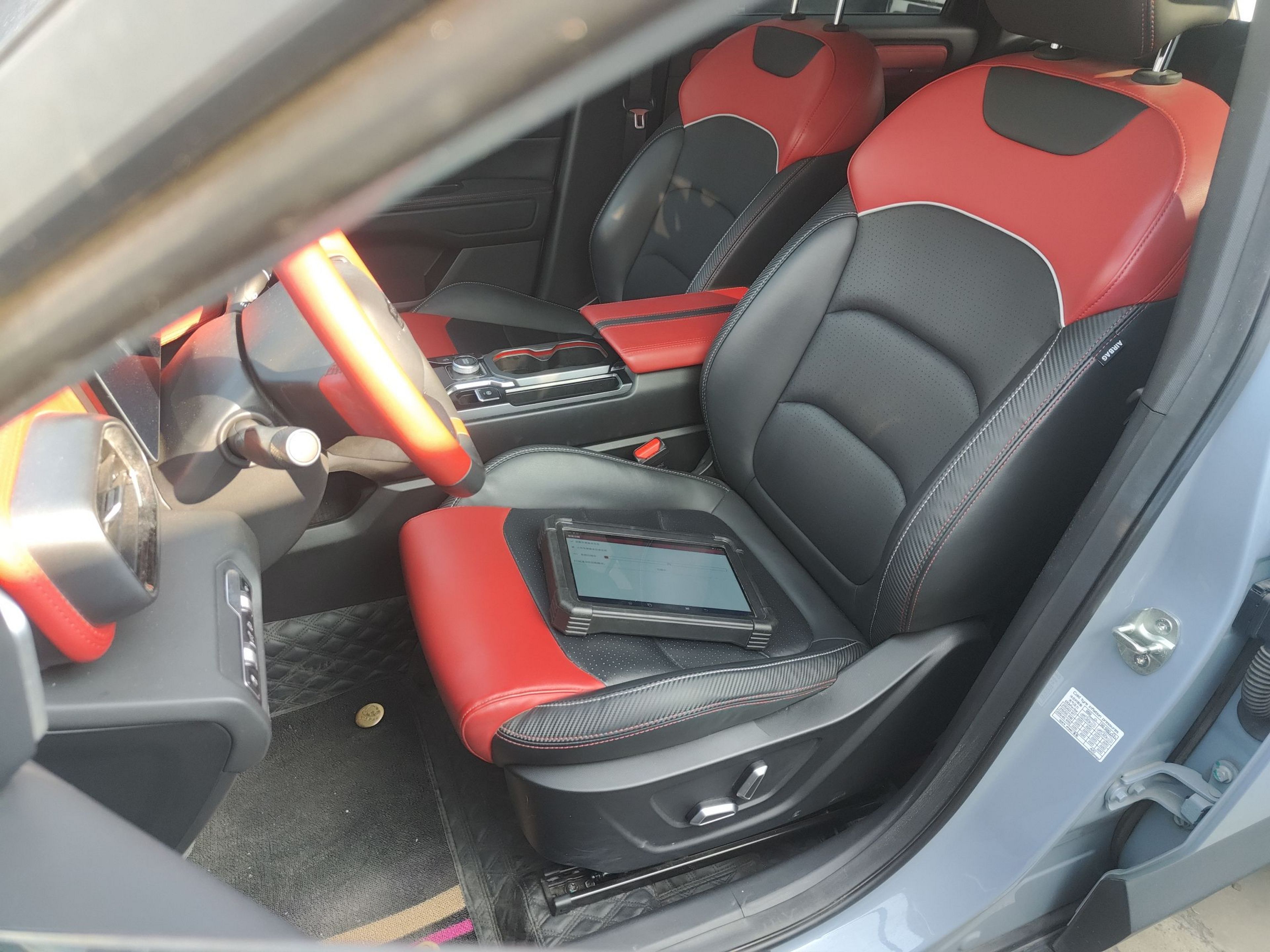 المقاعد الأمامية داخل السيارة