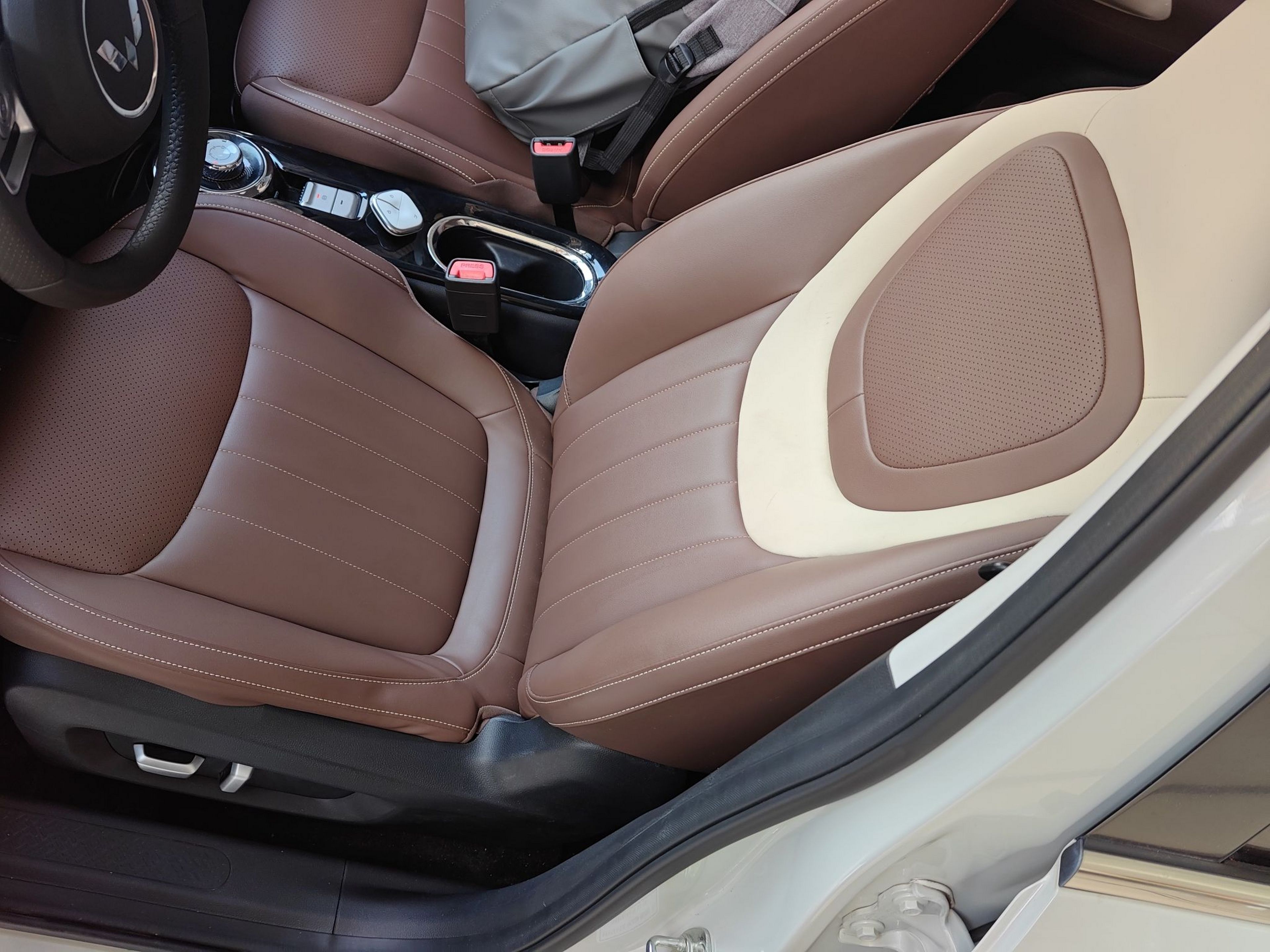 المقاعد الأمامية داخل السيارة