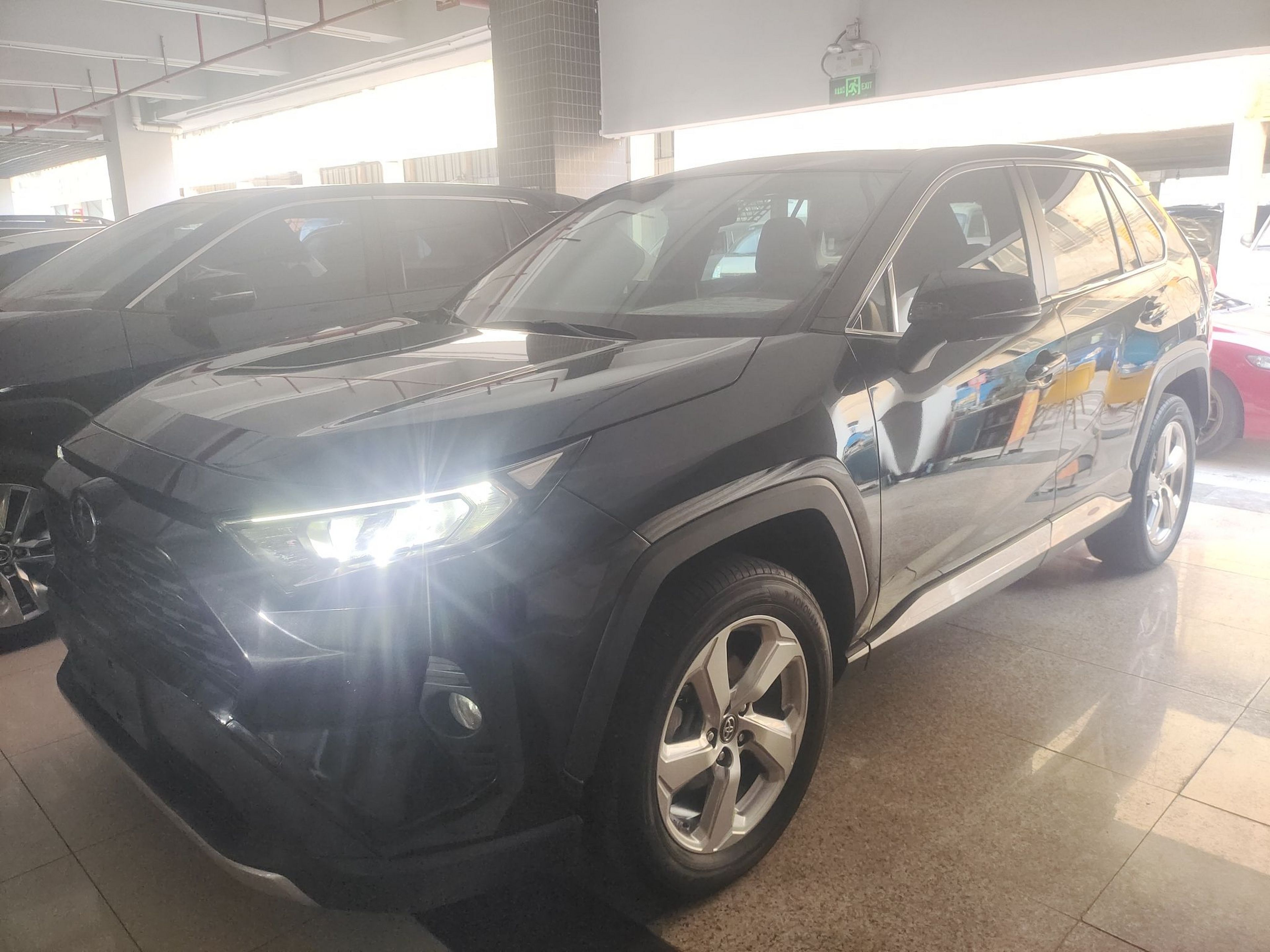 تحت مقدمة السيارة