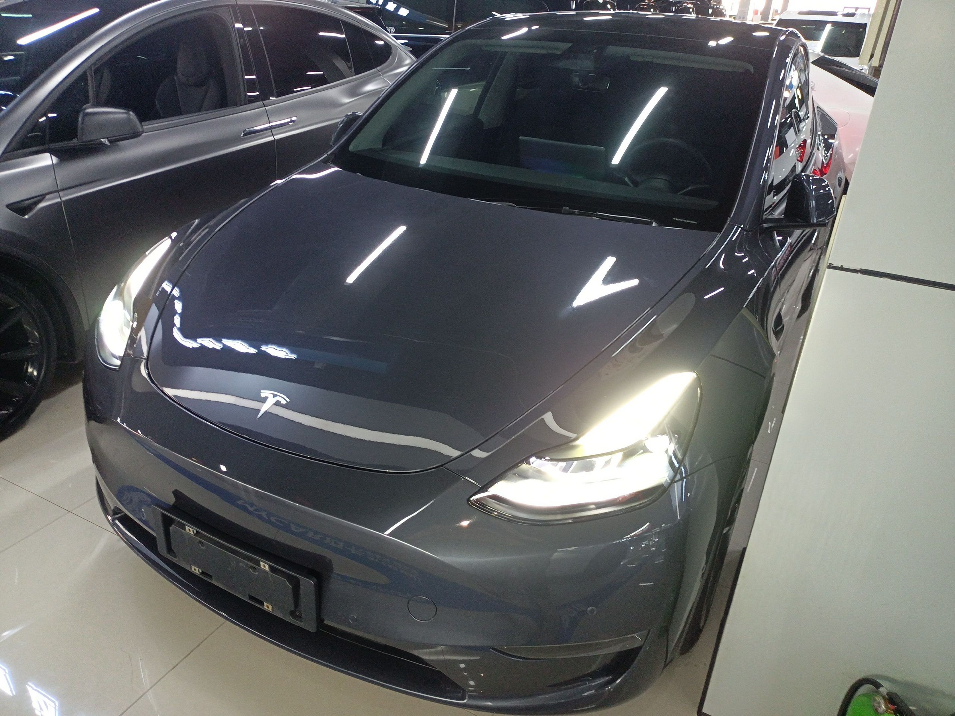 Под передней частью автомобиля