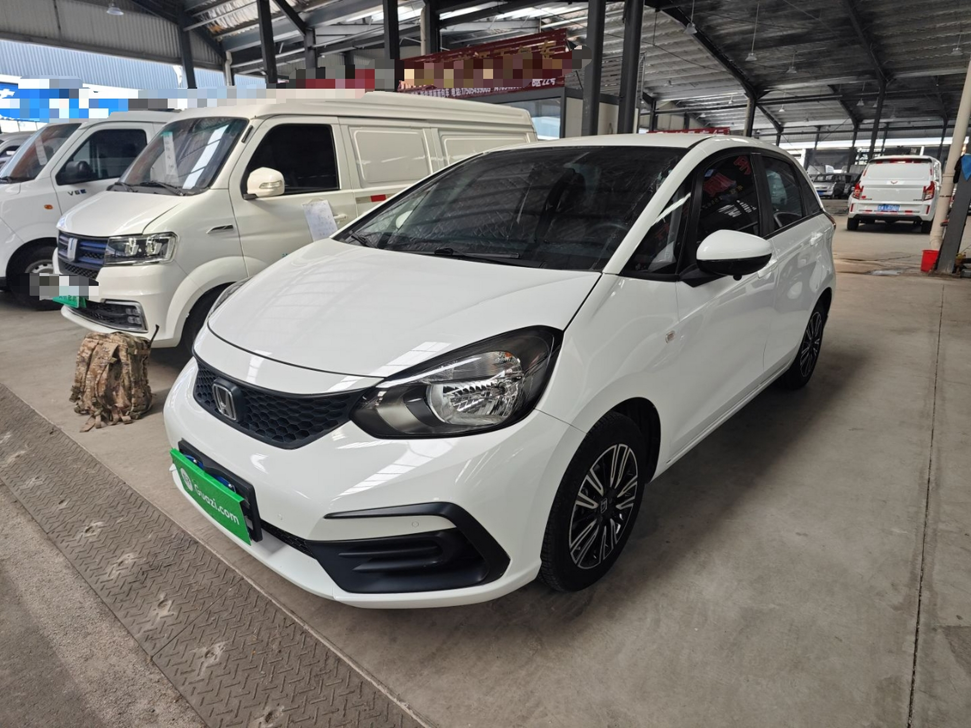 تحت مقدمة السيارة