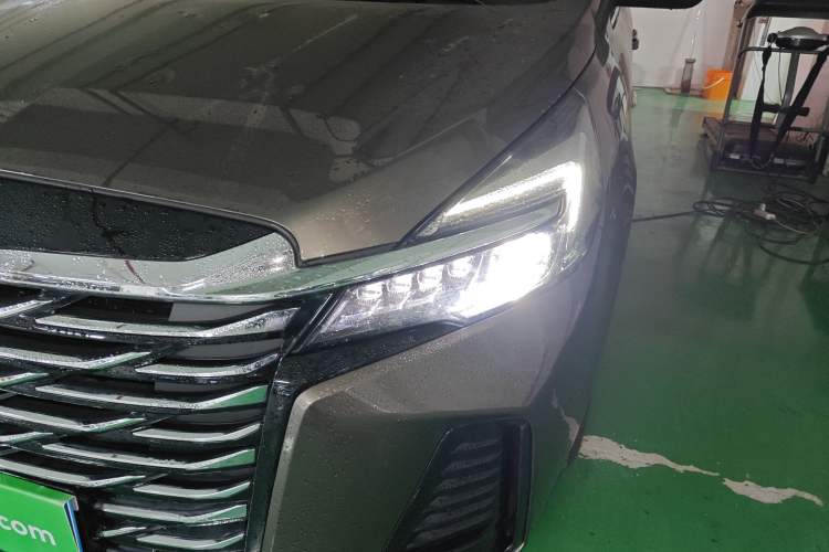 Used Buick GL8 2023 Land Executive Class Comfort Model
