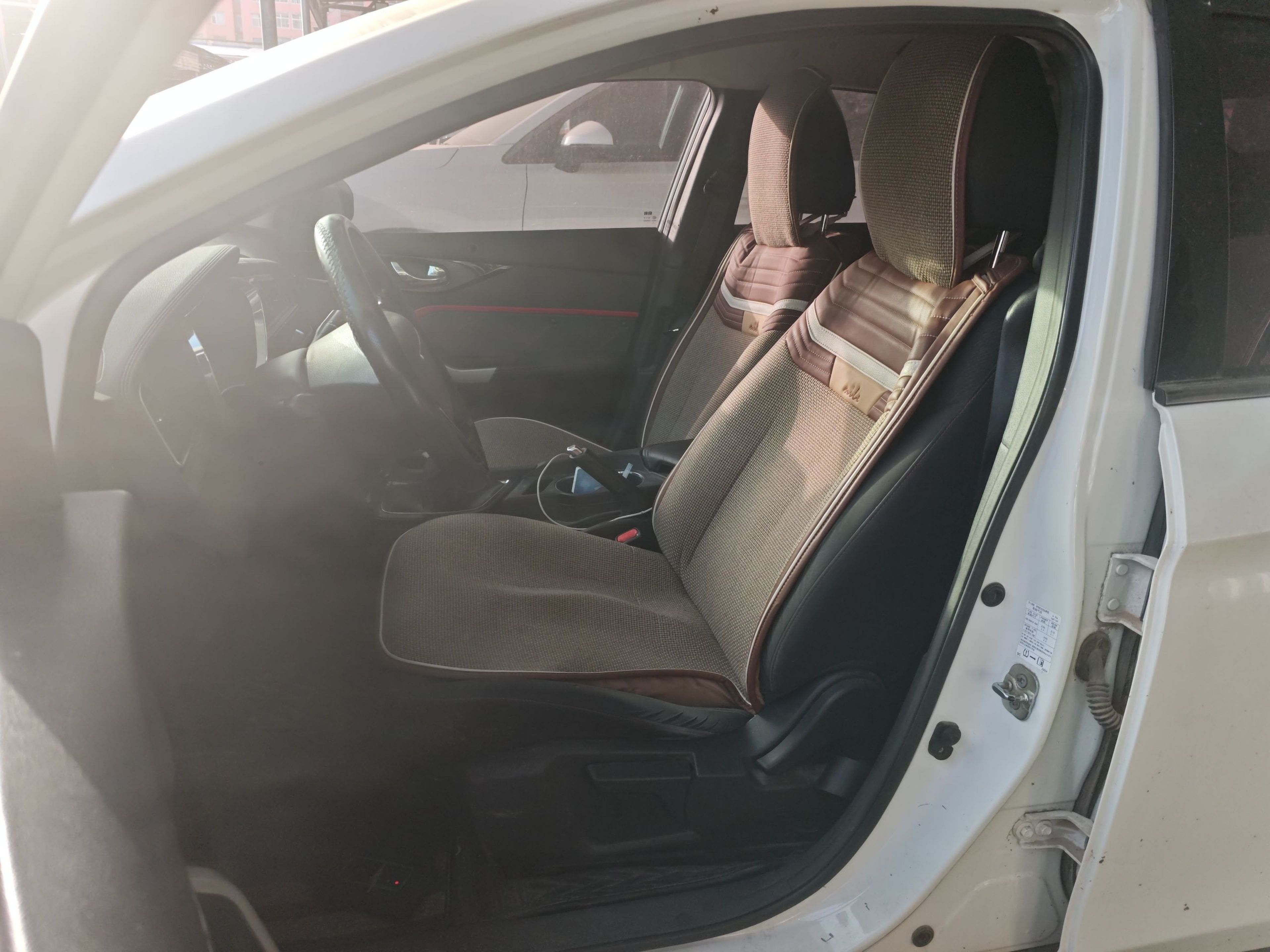 Переднее сиденье в автомобиле