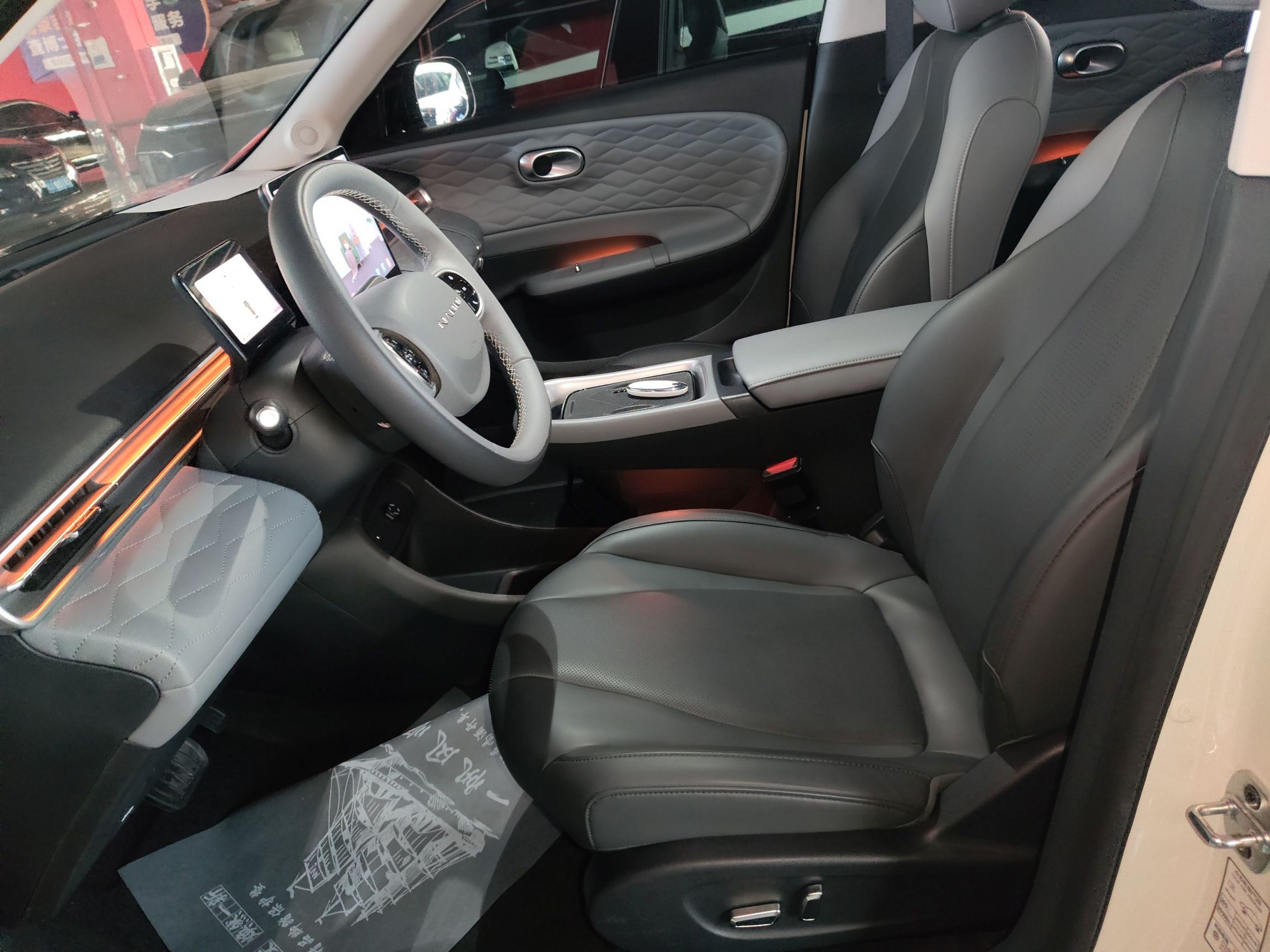 المقاعد الأمامية داخل السيارة