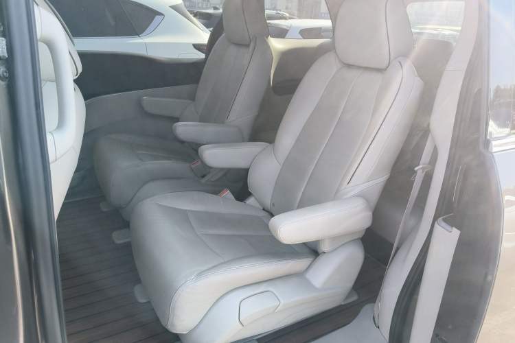 Used Buick GL8 2021 Land Cruiser Executive Class 652T Luxury Model
