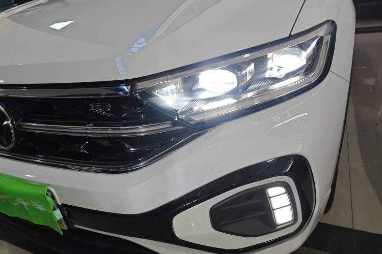 Used Volkswagen T-ROC 2024 300TSI DSG Two-Wheel-Drive Chen Guang Edition
