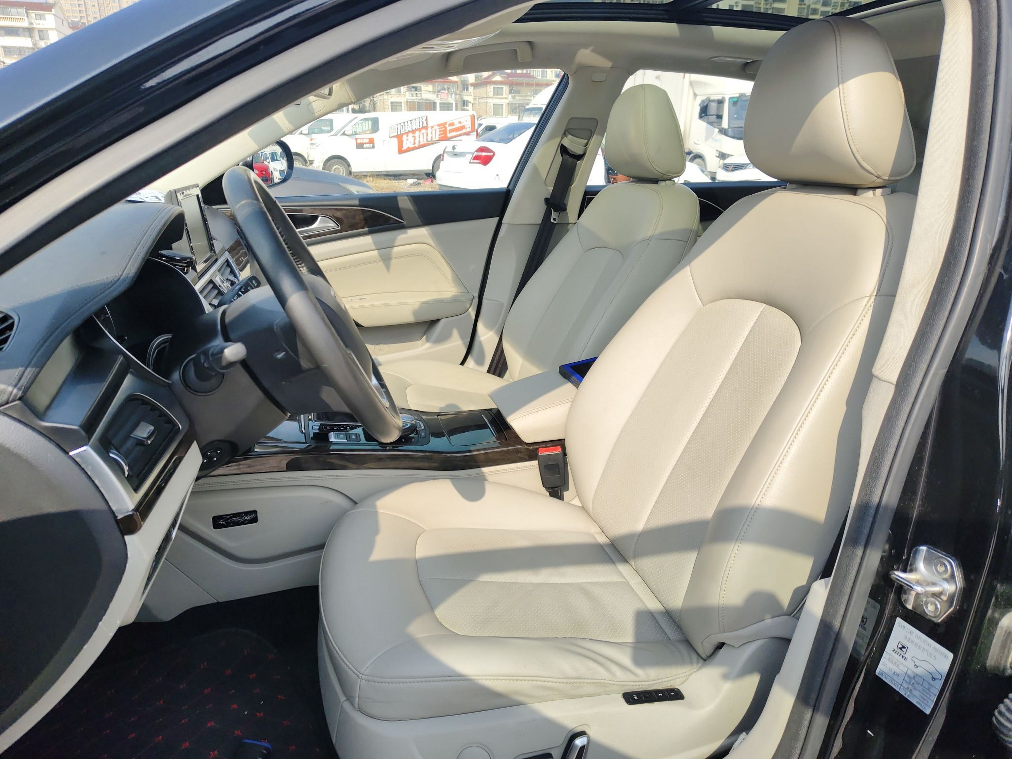 المقاعد الأمامية داخل السيارة