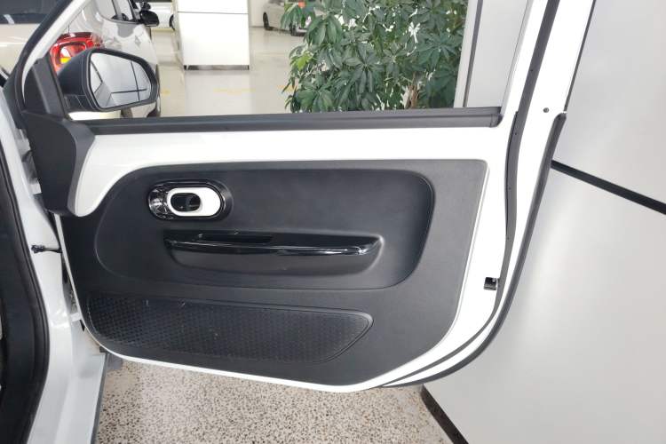 Used Roewe Clever 2021 302 km New Four-Seater Super-Efficient Version
