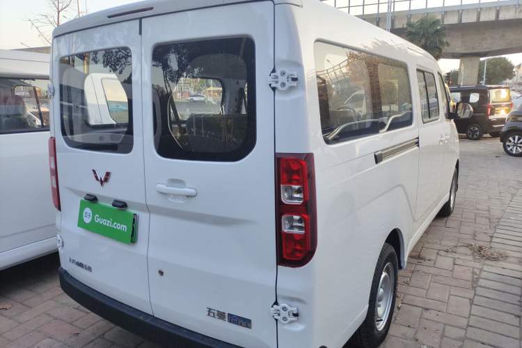 Used Wuling Yangguang 2024 300KM Comfort Version Passenger Van 75kW
