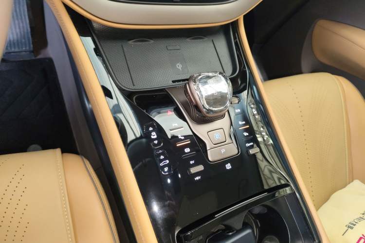 Used Denza D9 2022 DM-i 970 Four-Wheel Drive Prestige Model