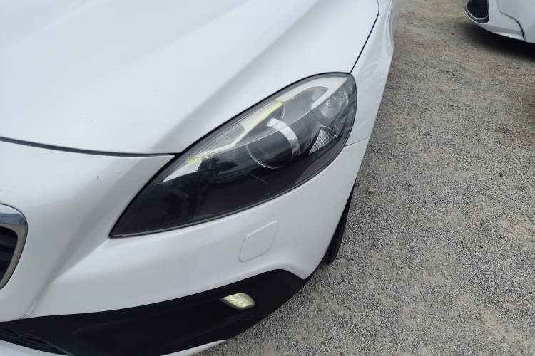 Used Volvo V40 2014 Cross Country 2.0T Zhiyi Edition
