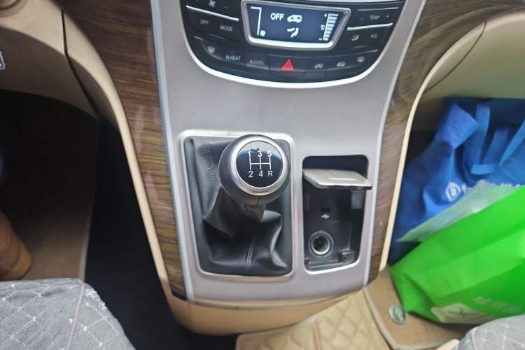 Used Jinbei Grace 2014 2.0L Luxury Short-Wheelbase 7-Seater 1TR
