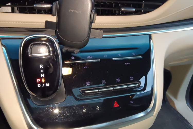 Used Buick GL8 2023 Facelifted Land Cruiser Executive Luxury Version