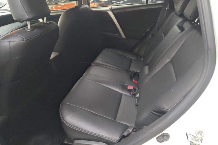 Used Toyota RAV4 2016 2.0L CVT Two-Wheel Drive Fashion Edition China V Standard
