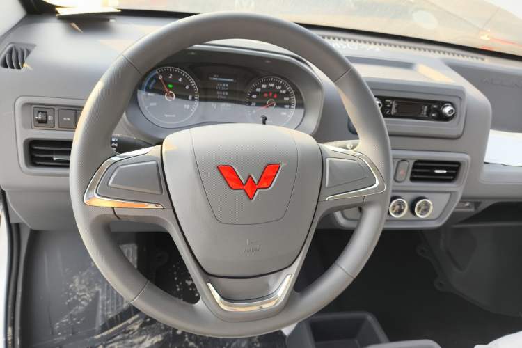 Used Wuling Yangguang 2024 300KM Comfort Version Passenger Van 75kW
