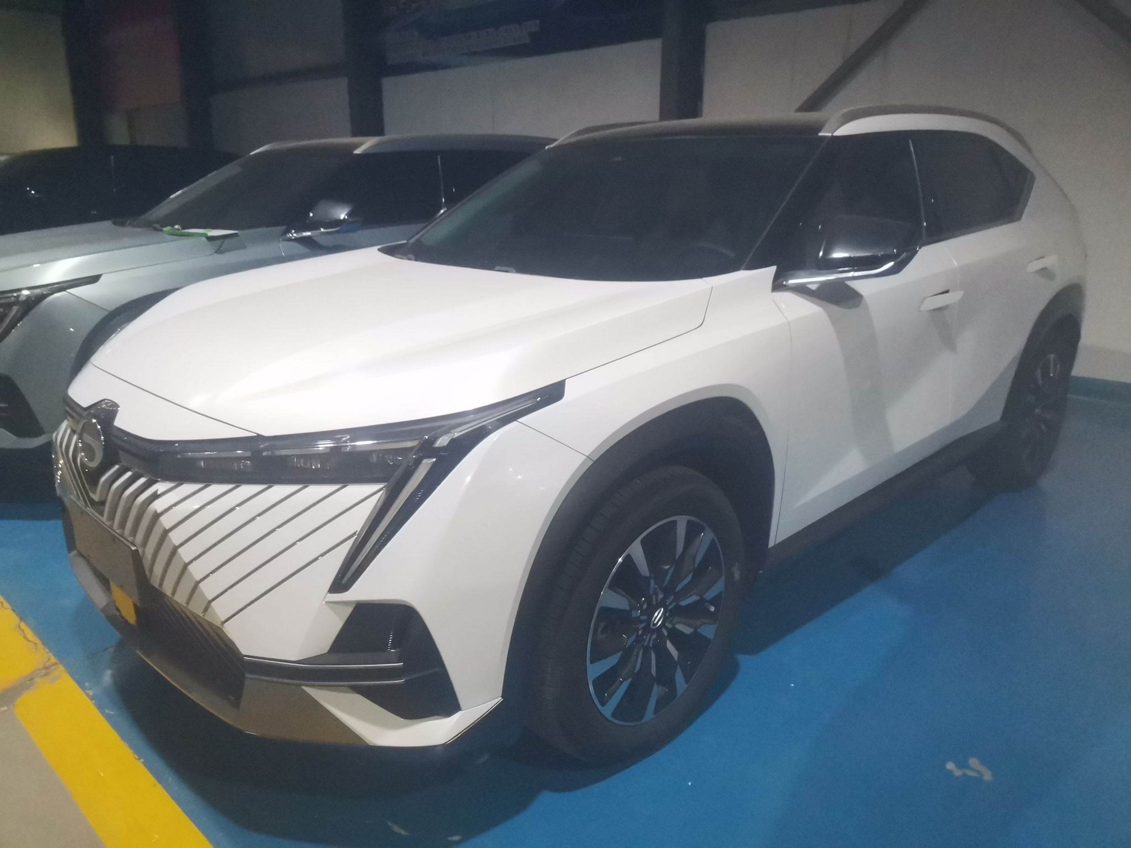 Под передней частью автомобиля