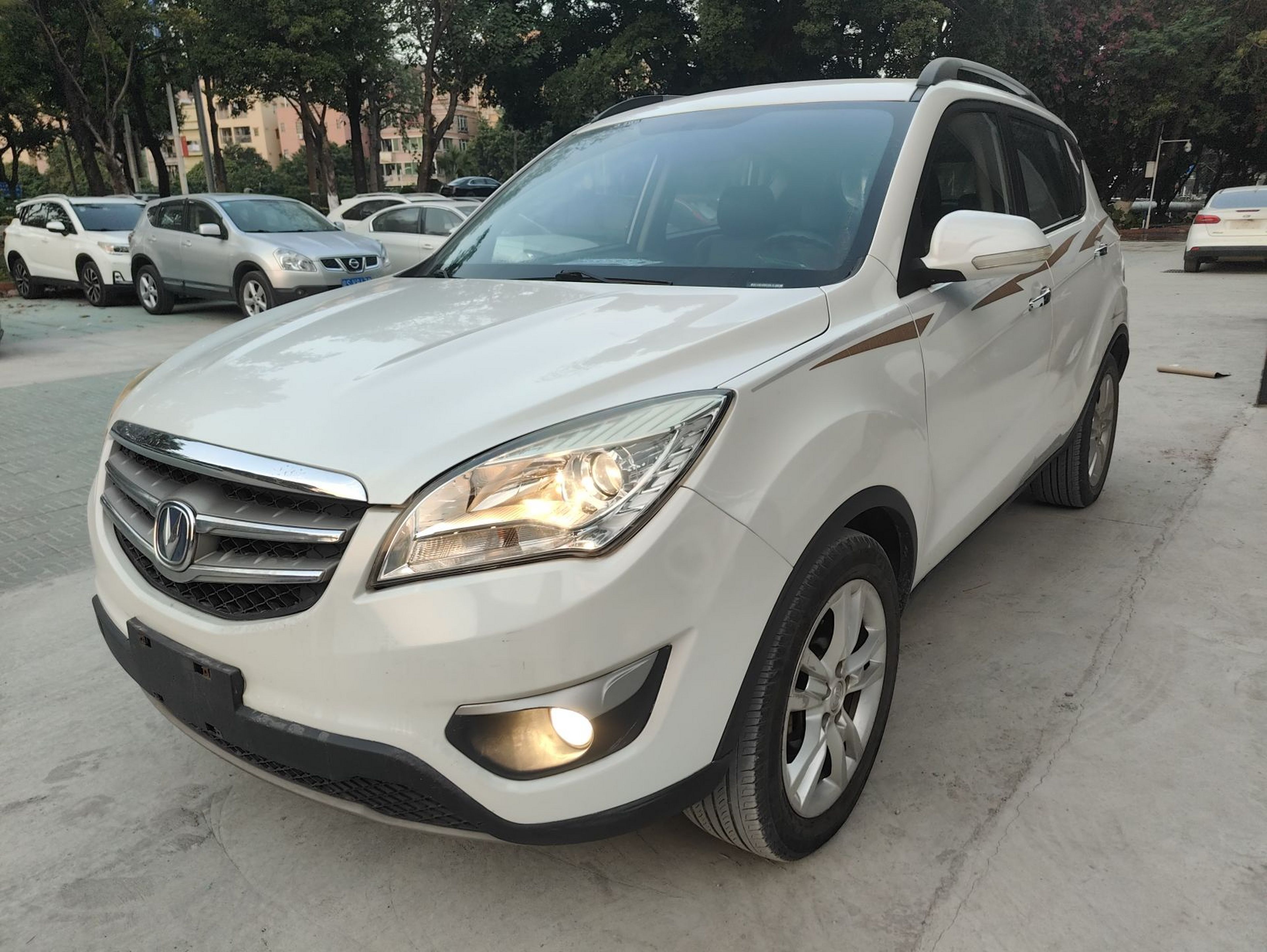 Под передней частью автомобиля