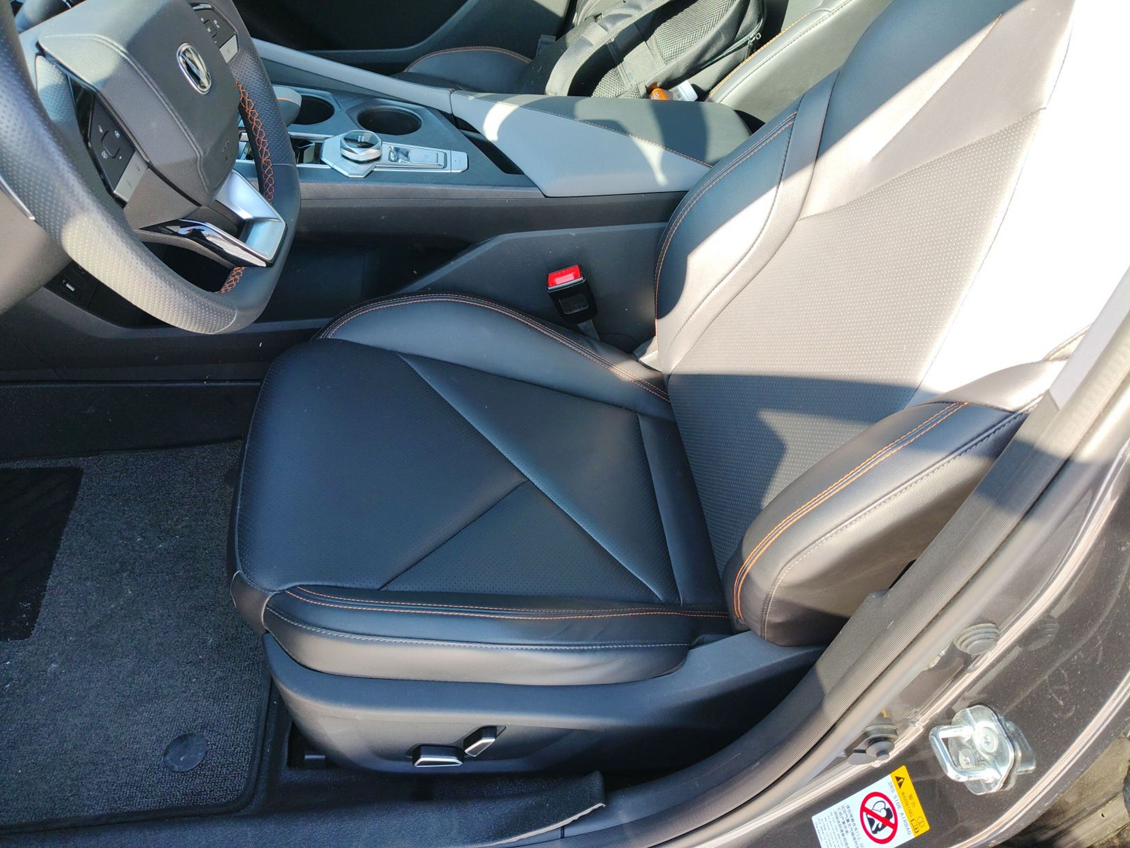 المقاعد الأمامية داخل السيارة