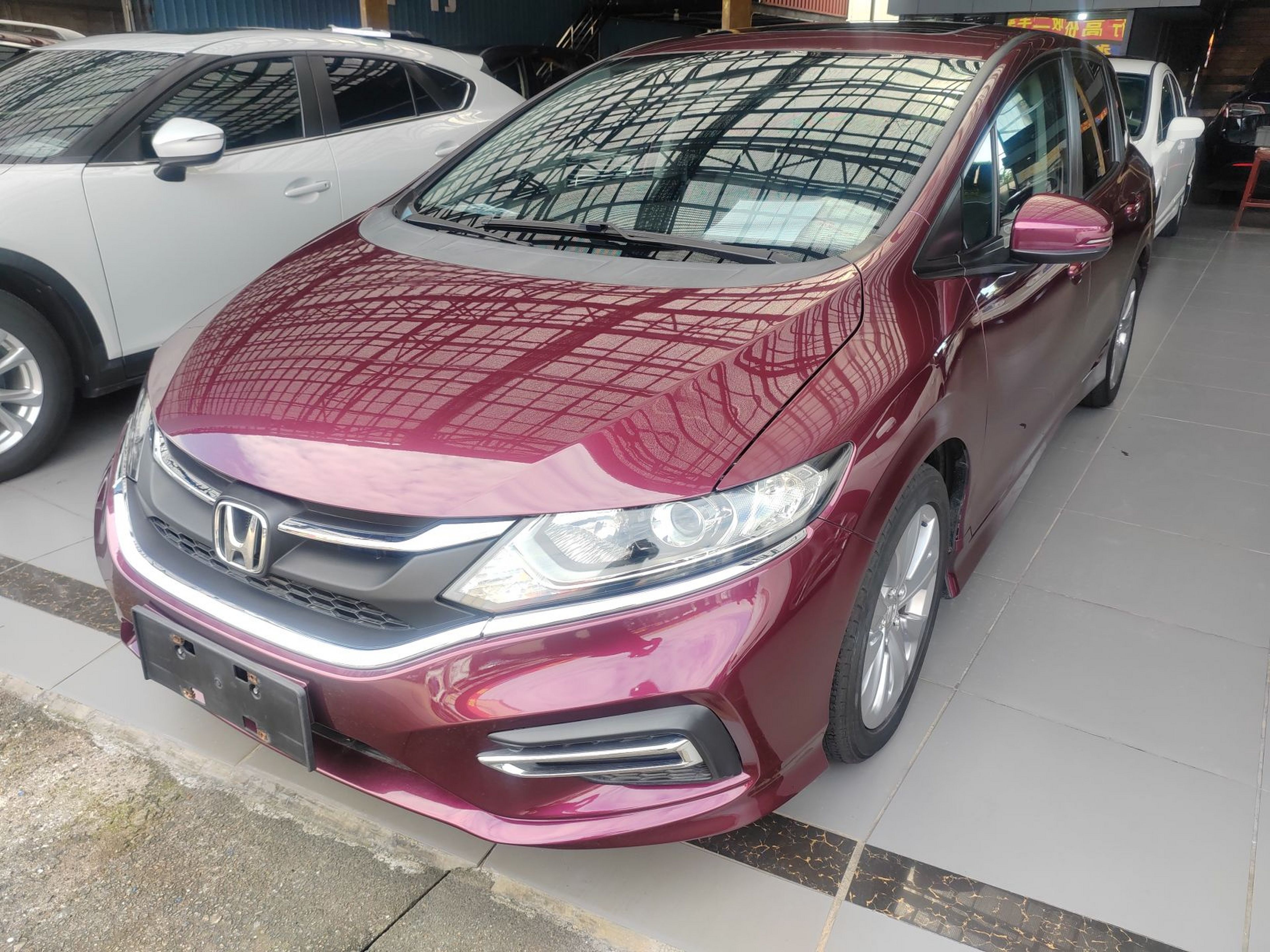 Под передней частью автомобиля