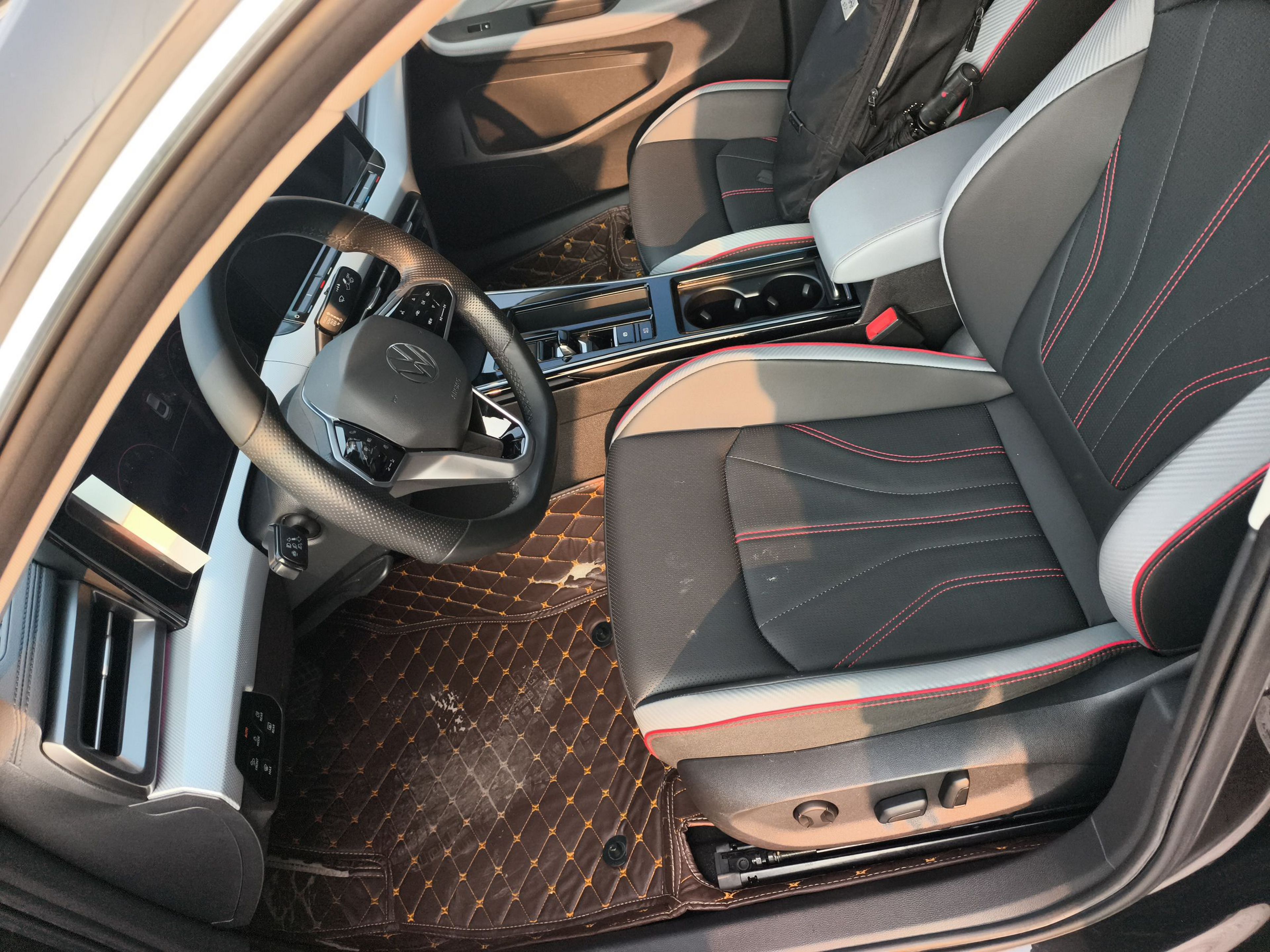 المقاعد الأمامية داخل السيارة