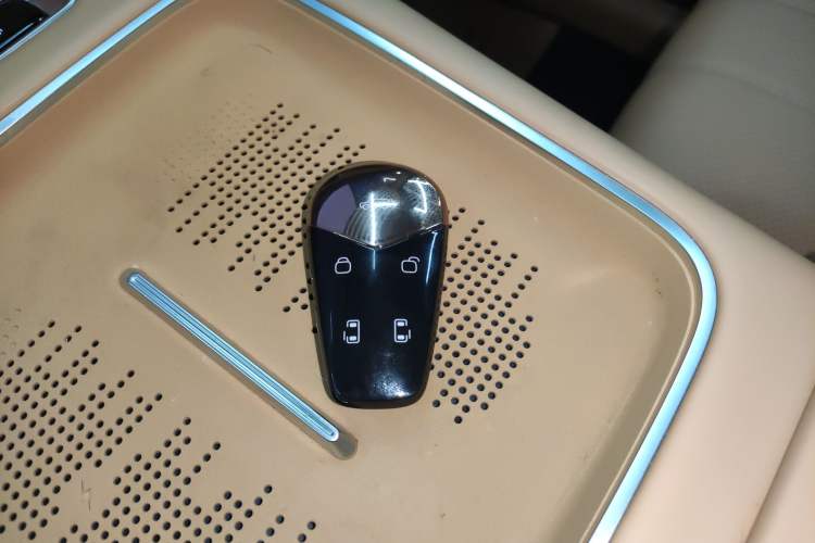 Used VOYAH Dream 2025 PHEV Four-Wheel Drive Prestige Kunpeng Edition