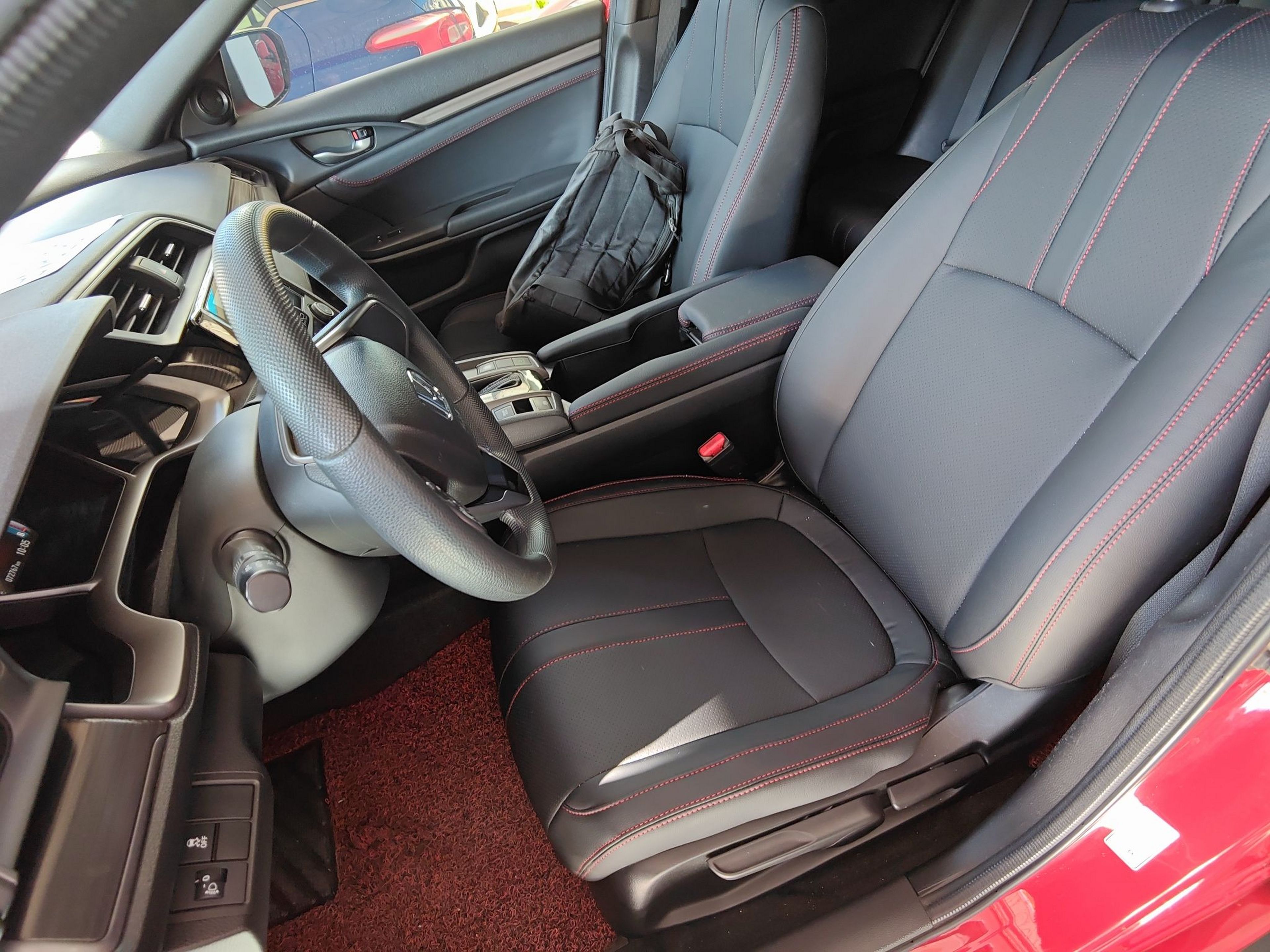 Переднее сиденье в автомобиле