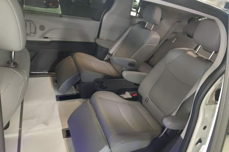 Used Toyota Granvia 2023 2.5L Hybrid Comfort Edition
