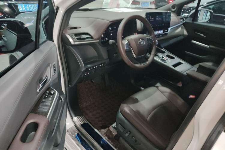 Used Toyota Granvia 2023 2.5L Hybrid Flagship VIP Edition
