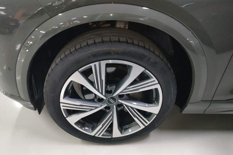 Used Audi Q6L e-tron 
