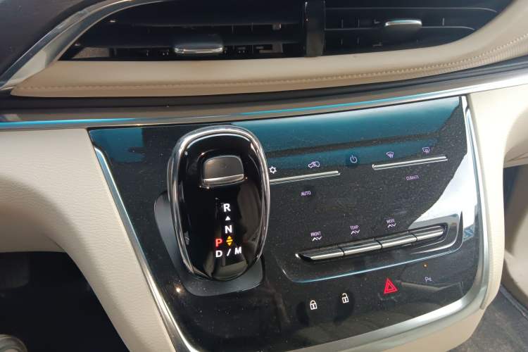 Used Buick GL8 2023 Facelifted Land Cruiser Executive Luxury Version