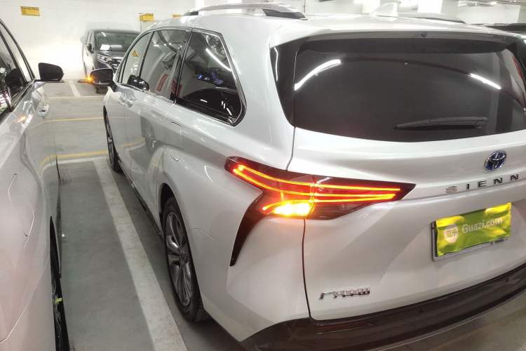 Used Toyota Sienna 2023 2.5L Hybrid Platinum Edition