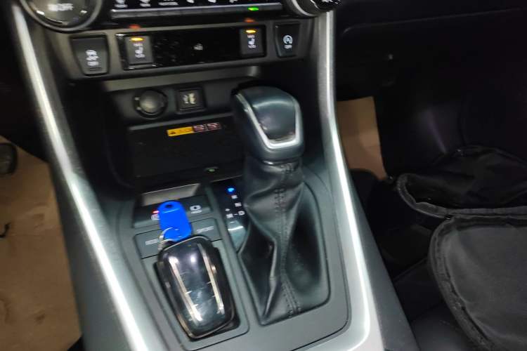 Used Toyota RAV4 2023 2.0L CVT Two-Wheel Drive Fashion Plus Edition
