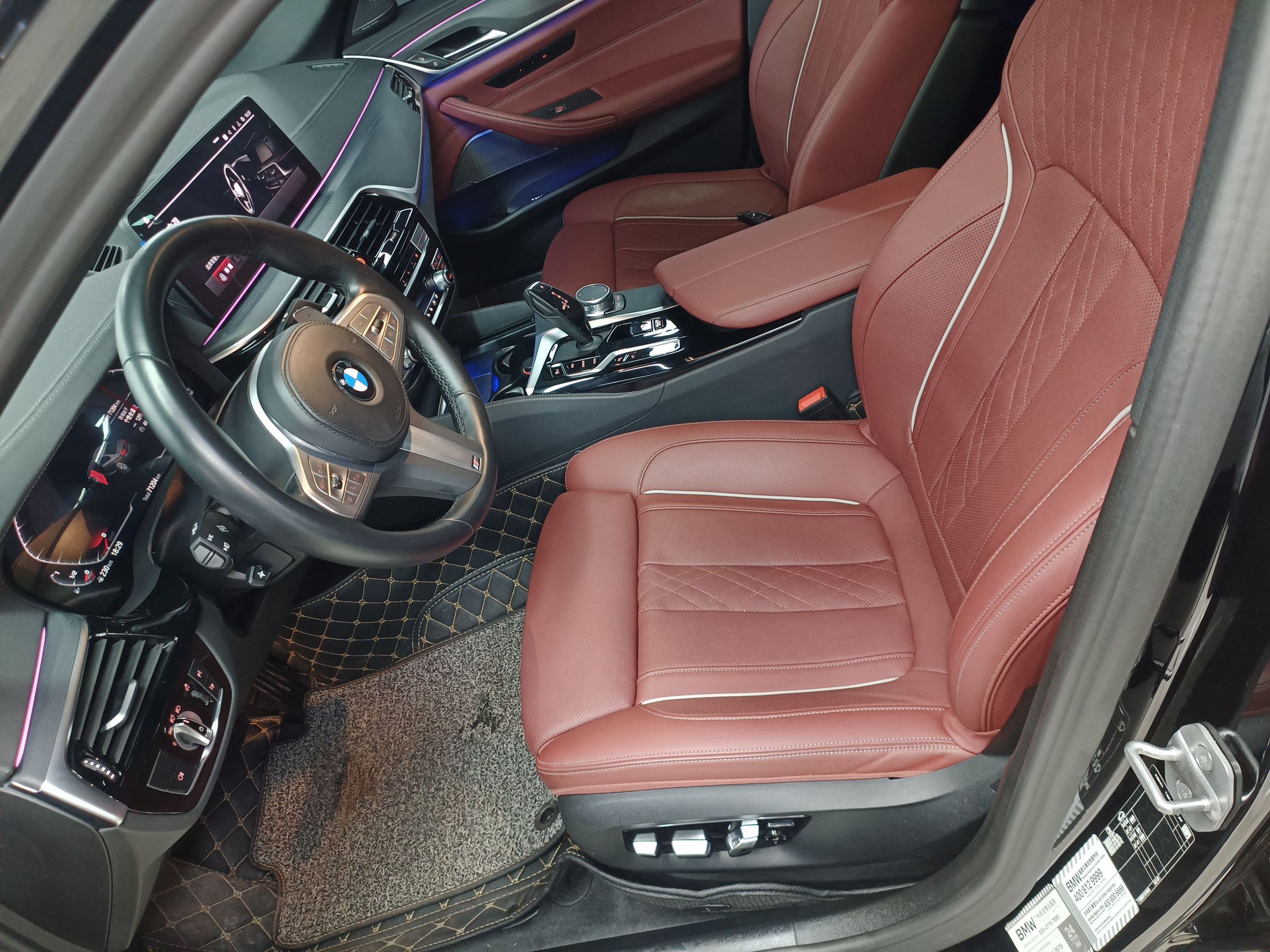 المقاعد الأمامية داخل السيارة