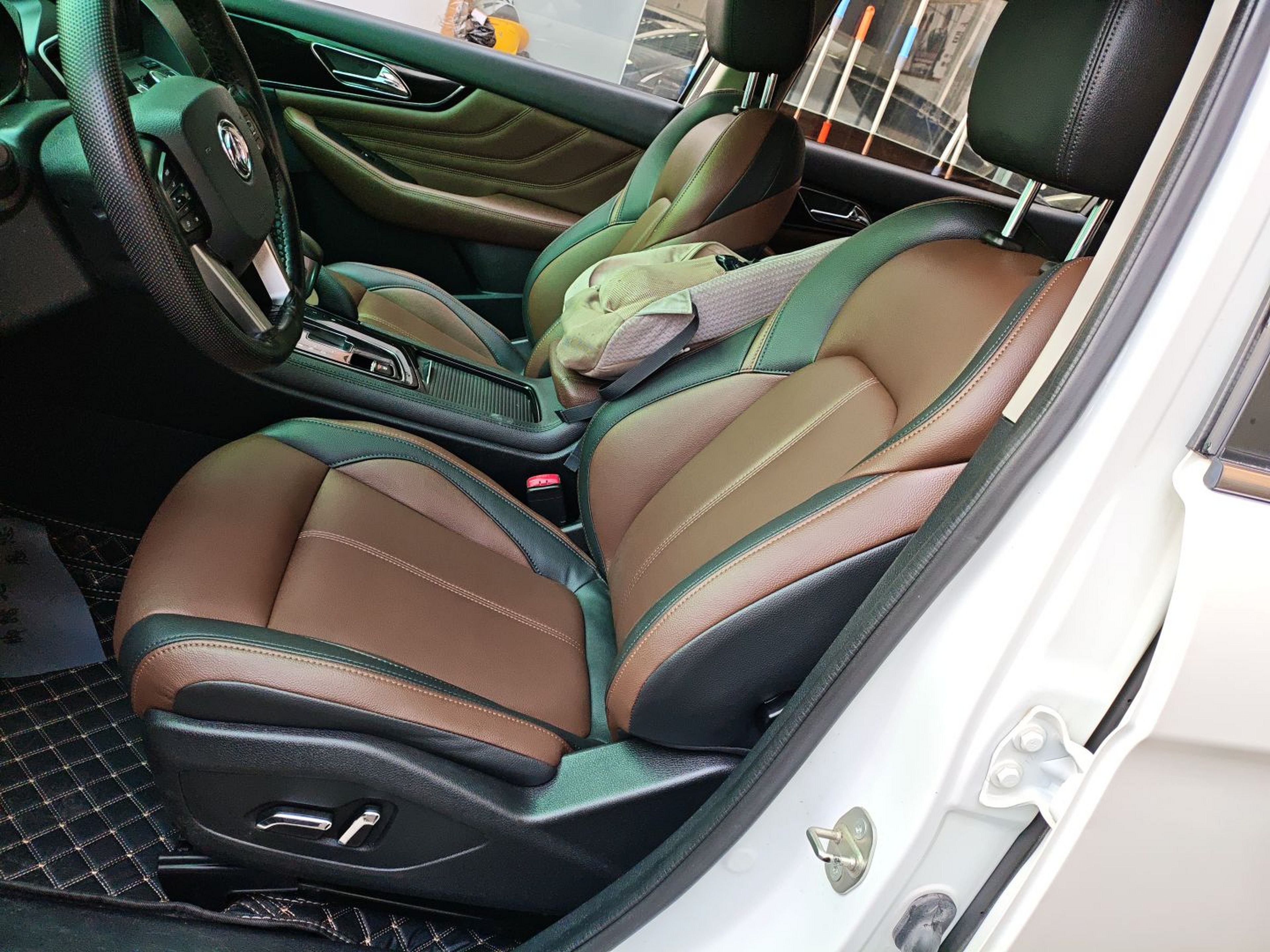 Переднее сиденье в автомобиле