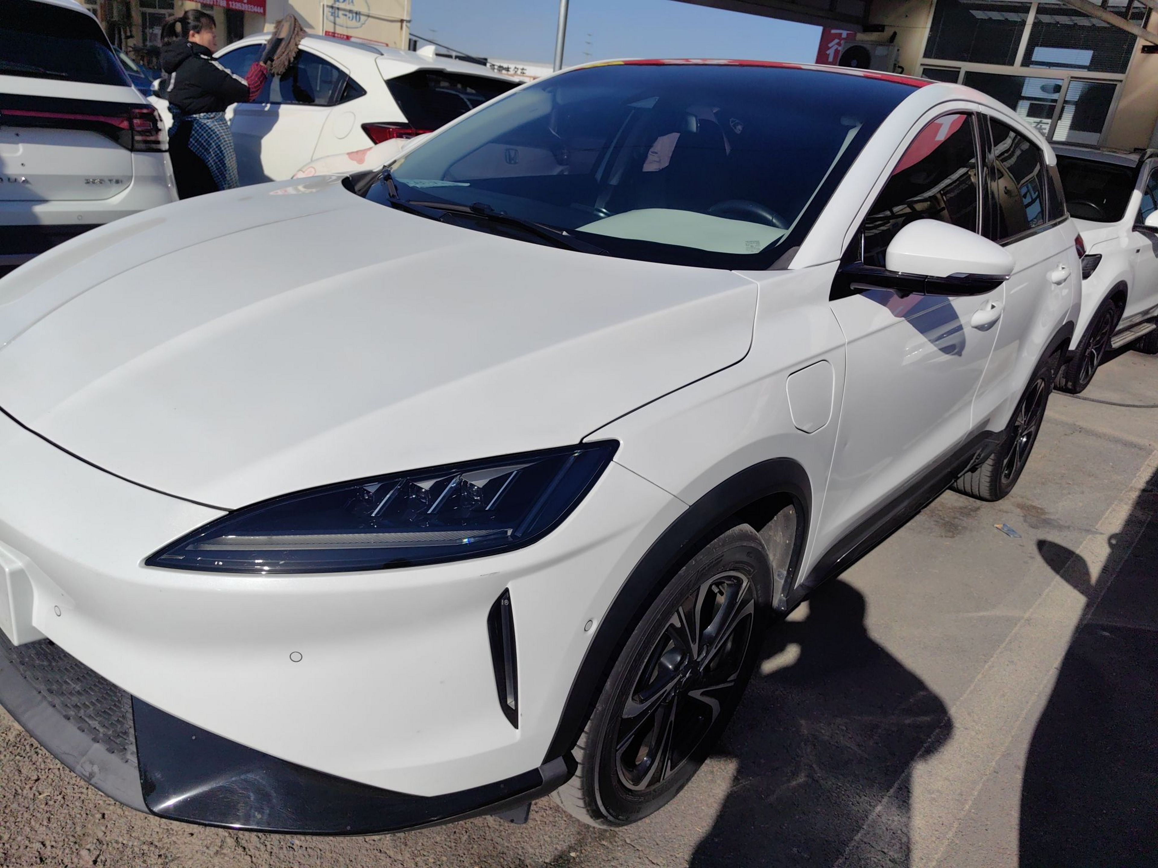 تحت مقدمة السيارة