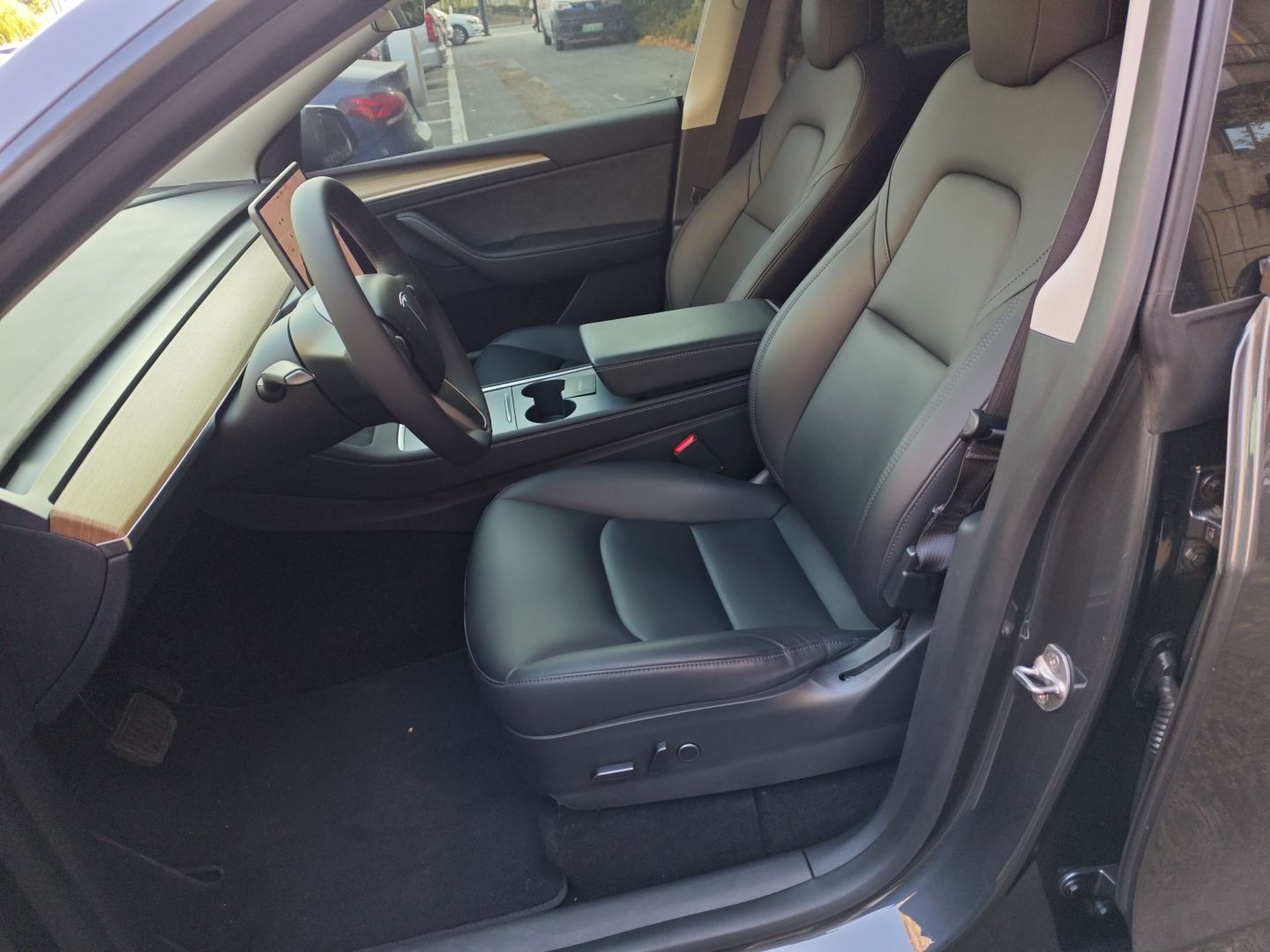 Переднее сиденье в автомобиле