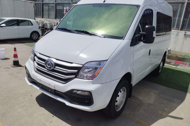 Used SAIC MAXUS Xintu V80 2023 2.0T Manual Classic Aoyuntong Short Wheelbase Mid-Roof 5/6-Seater
