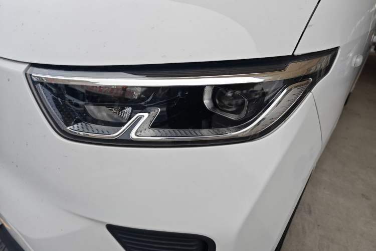 Used Wuling Yangguang 2024 300KM Comfort Version Passenger Van 75kW
