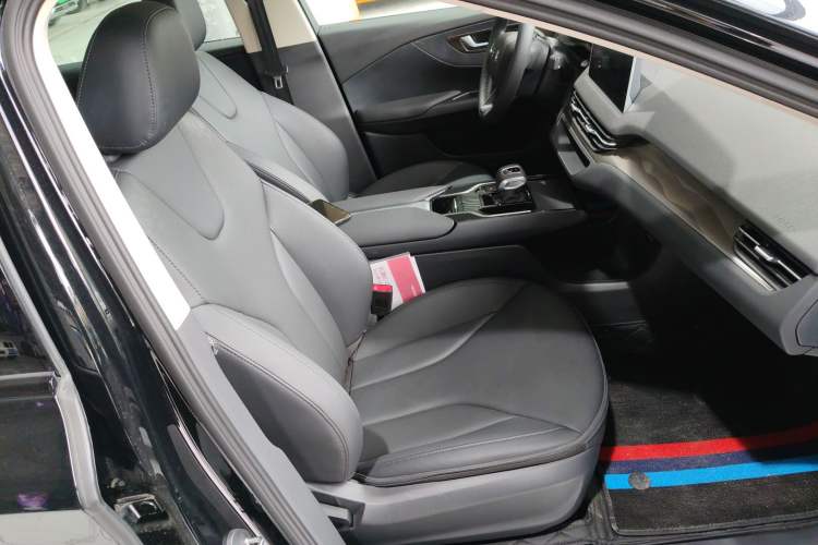 Used Hongqi E-QM5 2024 450km Range Commuter Version
