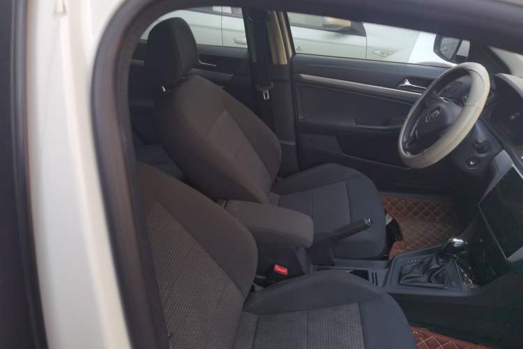 Used Volkswagen Lavida 2015 1.6L Automatic Fashion Edition
