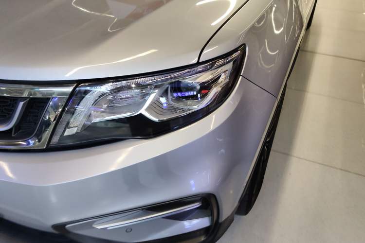 Used Geely Auto Emgrand X7 Sport 2018 1.8TD Automatic Two-Wheel Drive ZhiZun Model with 4G Connectivity
