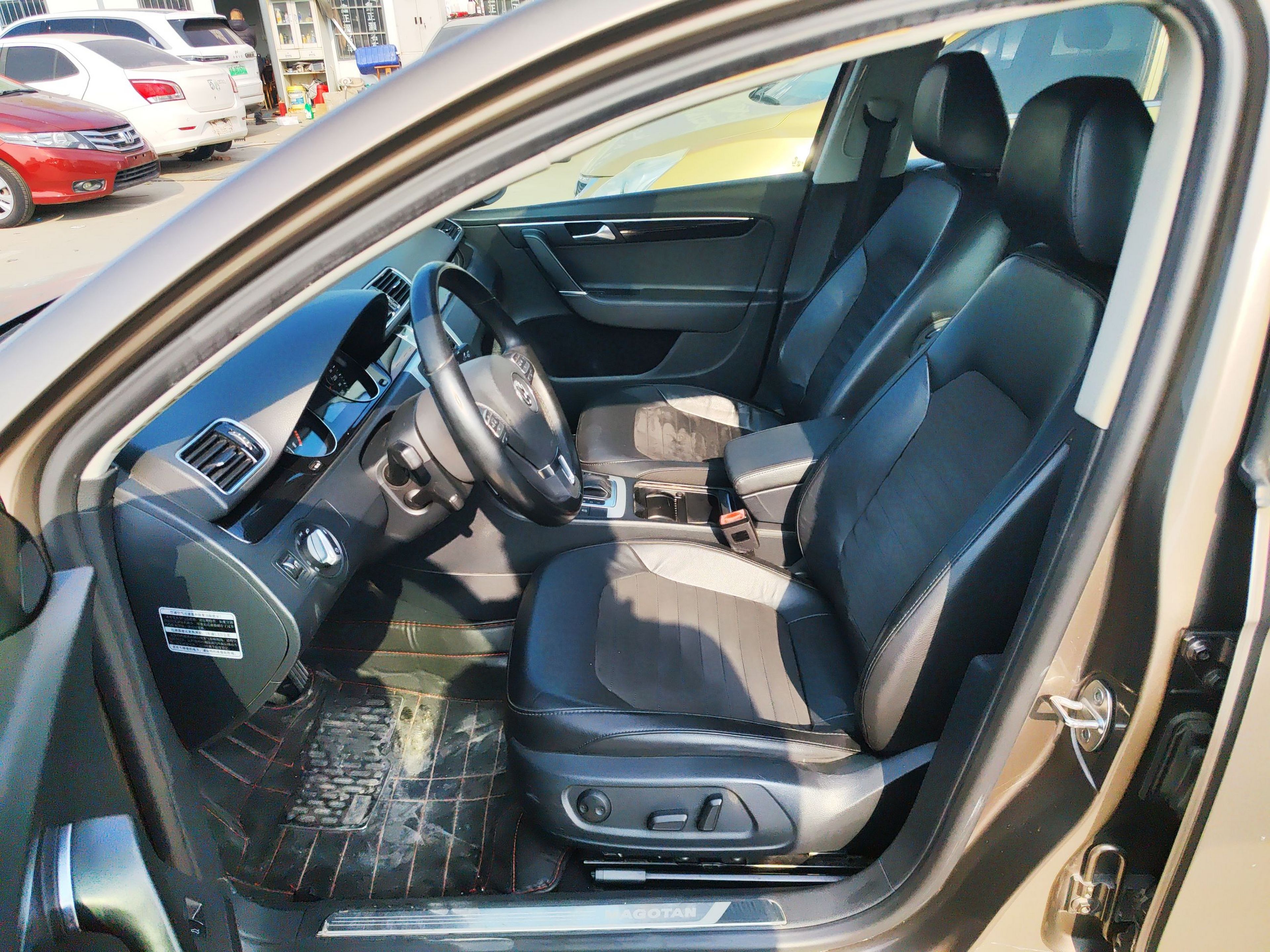 Переднее сиденье в автомобиле