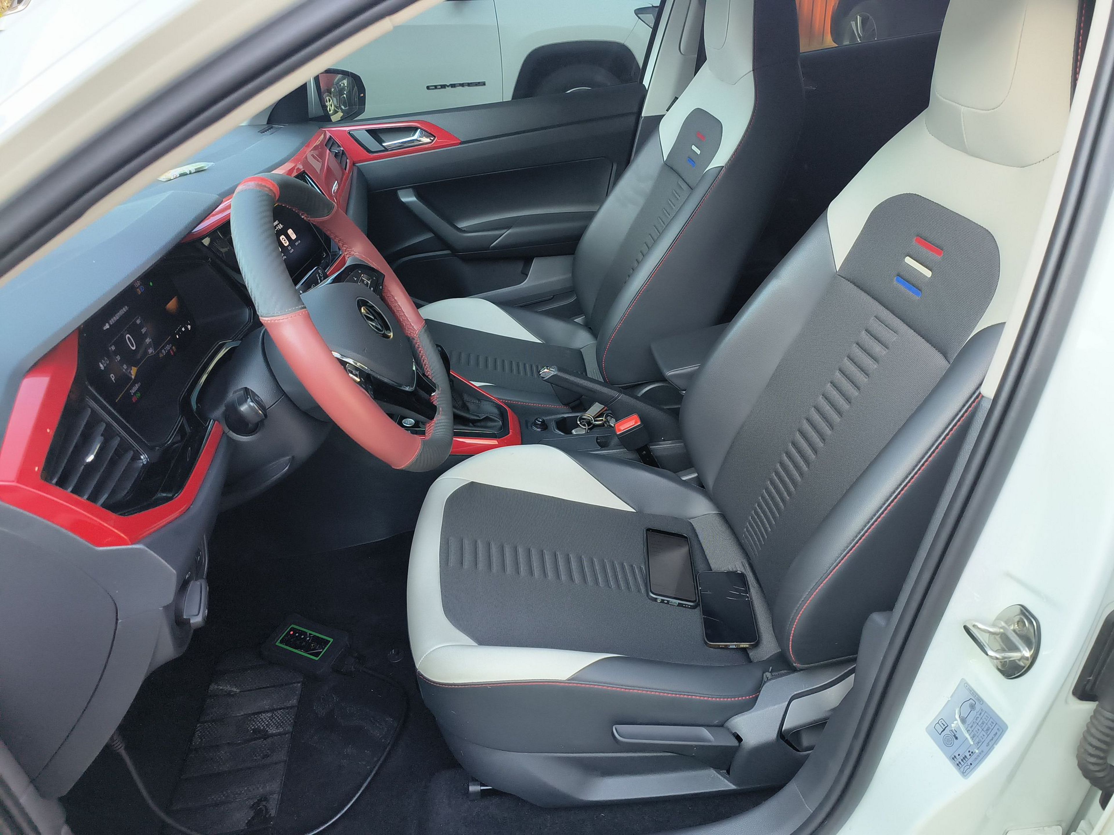 المقاعد الأمامية داخل السيارة