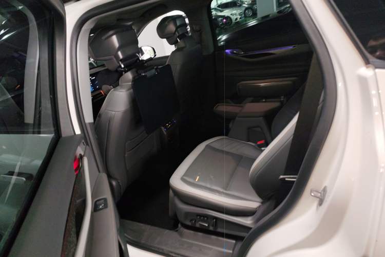 Used Ford Edge 2023 Edge L 2.0T EcoBoost E-Hybrid Four-Wheel Drive Seven-Seat Supreme Model
