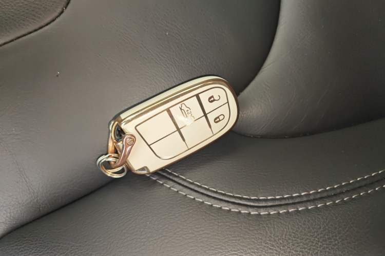 Used  Cherokee 2019 2.0T Four-Wheel Drive Explorer Edition China VI Emission Standard
