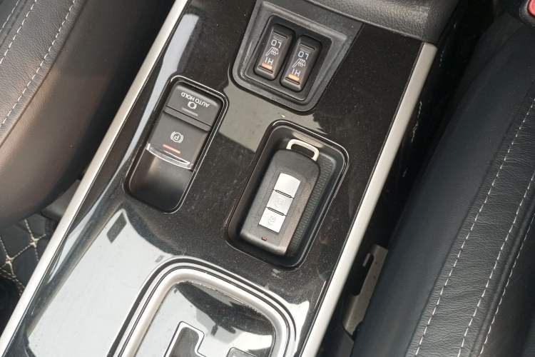 Used Mitsubishi Outlander 2019 2.0L Two-Wheel Drive Comfort Edition 5 Seats China V Standard