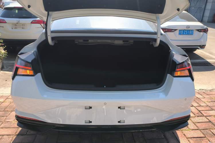 Used Hyundai Elantra 2022 1.5L CVT LUX Prestige Edition
