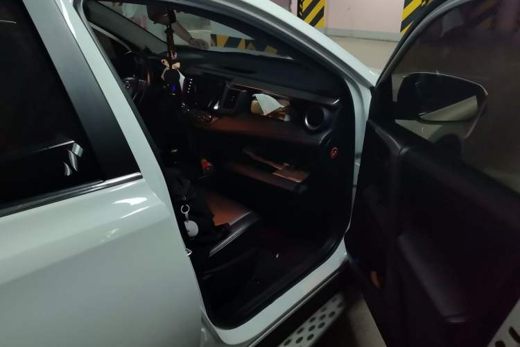 Used Toyota RAV4 2013 2.0L CVT Four-Wheel Drive New Edition
