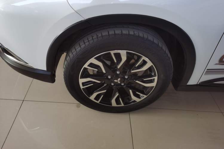 Used Mitsubishi Outlander 2019 2.4L 4x4 Zhi Xiang Edition 7 Seats China VI Standard
